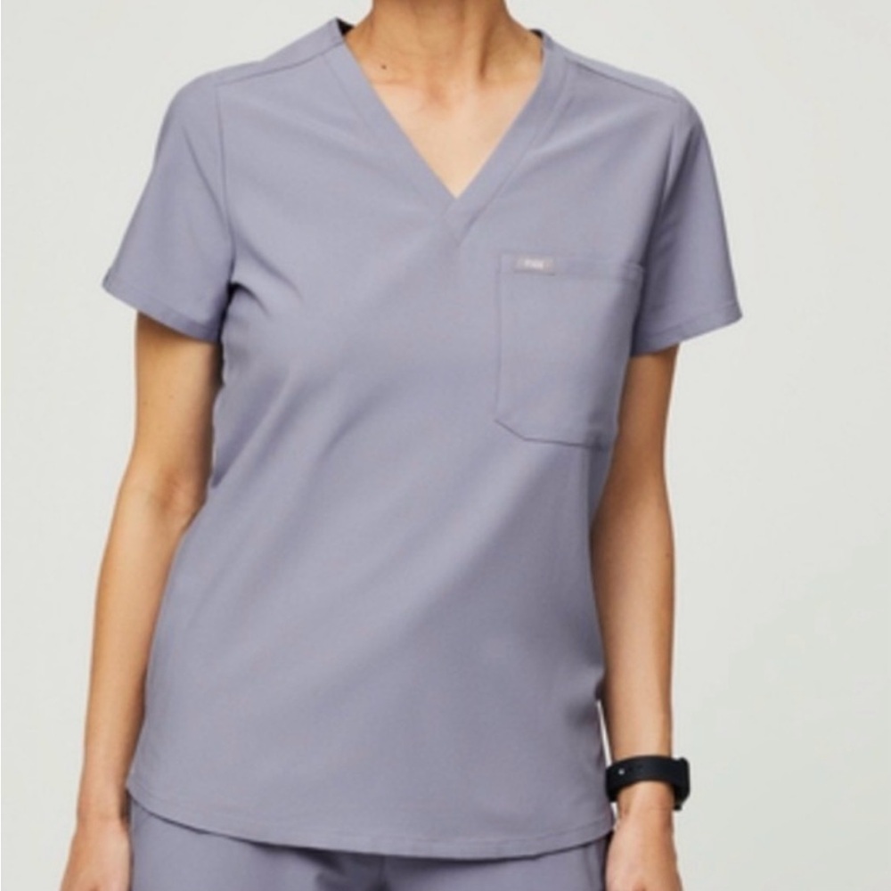Figs Women's Short Sleeve V-Neck Top in Soft Gray